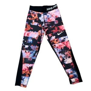 Nike Pro Floral Printed Cropped Leggings